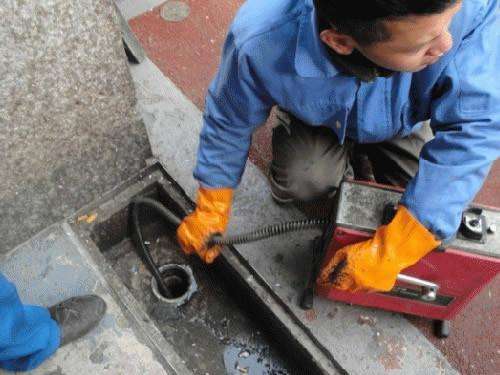 城中疏通下水道