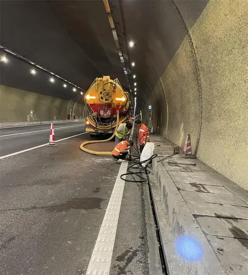 城中隧道排水渠清淤